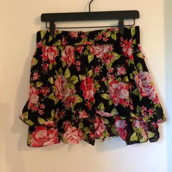 Xhilaration Dresses & Skirts - 🌺 Black and Pink Floral Mini Skirt